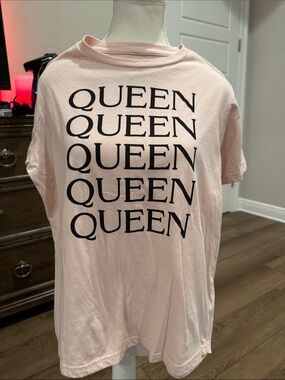 Mendocino Pink "QUEEN" Repeat Graphic Tee